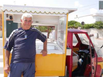 Anche se a Bari � possibile ancora beccare Donato, che da 60 anni vende coni al limone ai bagnanti tra Santo Spirito e Palese...